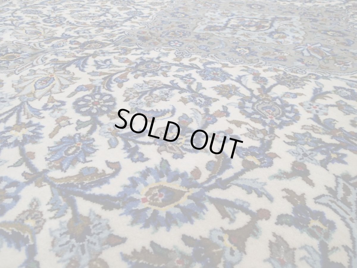 画像12: 美品 ペルシャ 絨毯 カシャーン リビング ダイニング 大判 3m 6畳 3人掛け コーナーソファ サイズ 295 x 200 cm 108 肉厚 コルク ウール 天然 手織り トライバル ラグ 敷物 マット 灰 生成り ベージュ アイボリー メダリオン 草木 花 アラベスク 柄 ヴィンテージ ビンテージ OLD (12)