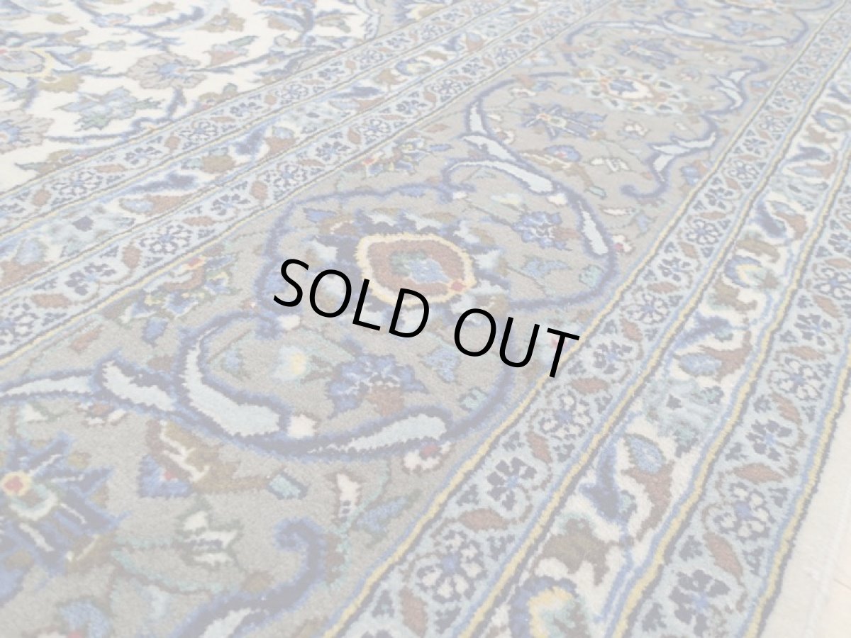 画像13: 美品 ペルシャ 絨毯 カシャーン リビング ダイニング 大判 3m 6畳 3人掛け コーナーソファ サイズ 295 x 200 cm 108 肉厚 コルク ウール 天然 手織り トライバル ラグ 敷物 マット 灰 生成り ベージュ アイボリー メダリオン 草木 花 アラベスク 柄 ヴィンテージ ビンテージ OLD (13)