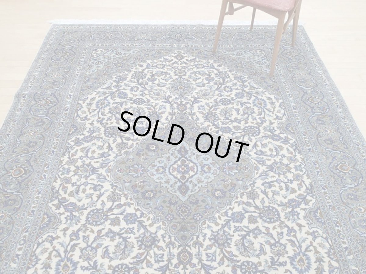 画像6: 美品 ペルシャ 絨毯 カシャーン リビング ダイニング 大判 3m 6畳 3人掛け コーナーソファ サイズ 295 x 200 cm 108 肉厚 コルク ウール 天然 手織り トライバル ラグ 敷物 マット 灰 生成り ベージュ アイボリー メダリオン 草木 花 アラベスク 柄 ヴィンテージ ビンテージ OLD (6)