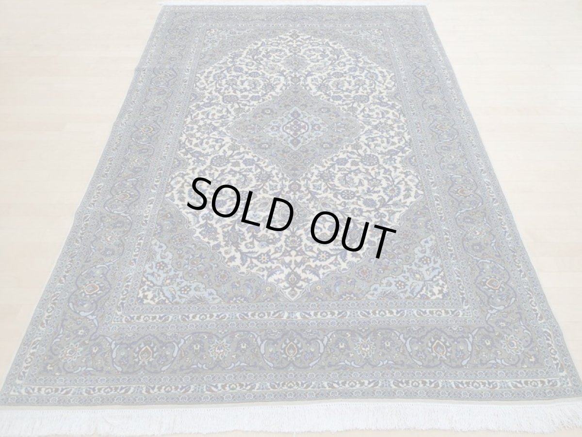 画像2: 美品 ペルシャ 絨毯 カシャーン リビング ダイニング 大判 3m 6畳 3人掛け コーナーソファ サイズ 295 x 200 cm 108 肉厚 コルク ウール 天然 手織り トライバル ラグ 敷物 マット 灰 生成り ベージュ アイボリー メダリオン 草木 花 アラベスク 柄 ヴィンテージ ビンテージ OLD (2)