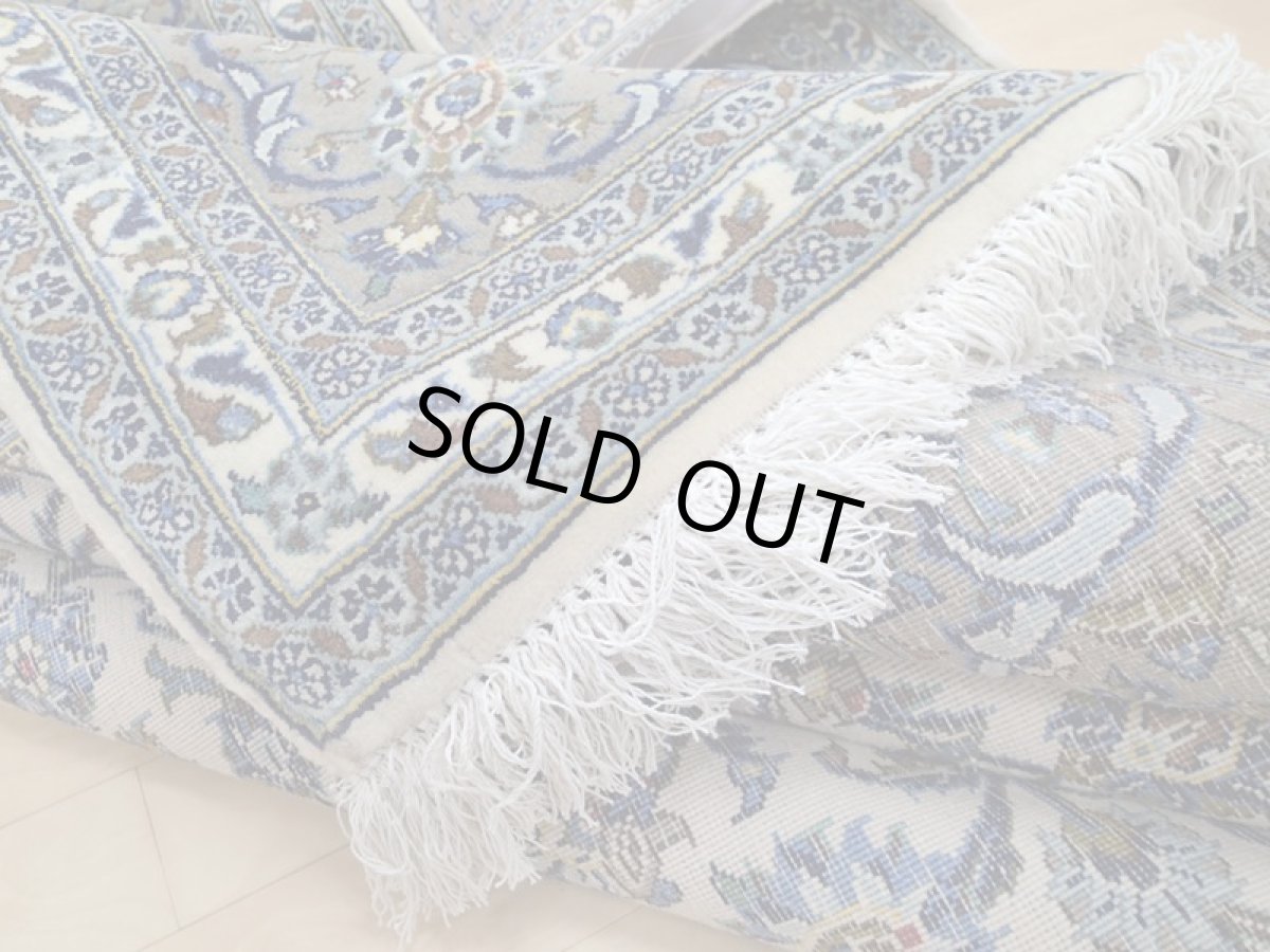 画像14: 美品 ペルシャ 絨毯 カシャーン リビング ダイニング 大判 3m 6畳 3人掛け コーナーソファ サイズ 295 x 200 cm 108 肉厚 コルク ウール 天然 手織り トライバル ラグ 敷物 マット 灰 生成り ベージュ アイボリー メダリオン 草木 花 アラベスク 柄 ヴィンテージ ビンテージ OLD (14)