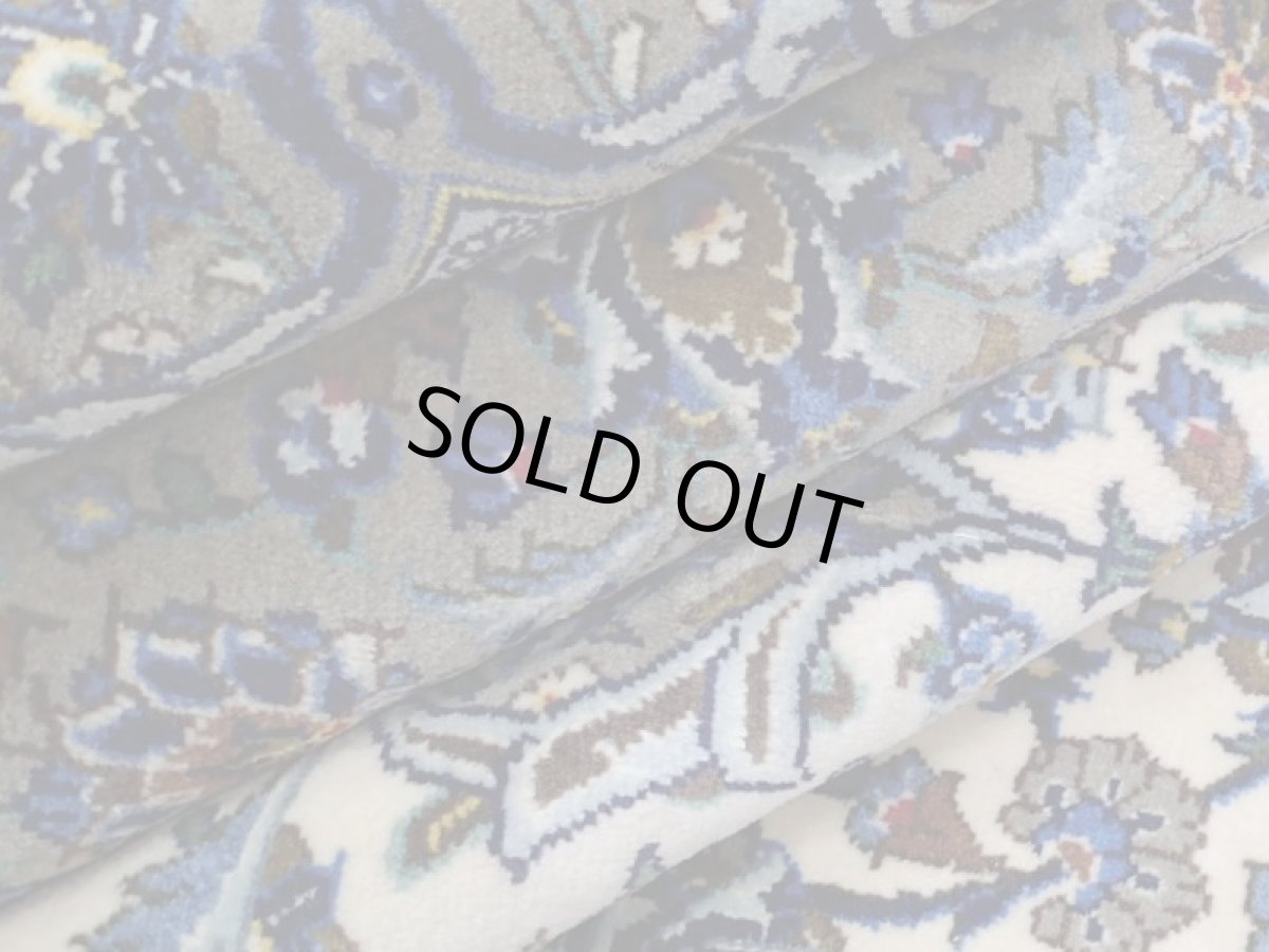 画像16: 美品 ペルシャ 絨毯 カシャーン リビング ダイニング 大判 3m 6畳 3人掛け コーナーソファ サイズ 295 x 200 cm 108 肉厚 コルク ウール 天然 手織り トライバル ラグ 敷物 マット 灰 生成り ベージュ アイボリー メダリオン 草木 花 アラベスク 柄 ヴィンテージ ビンテージ OLD (16)