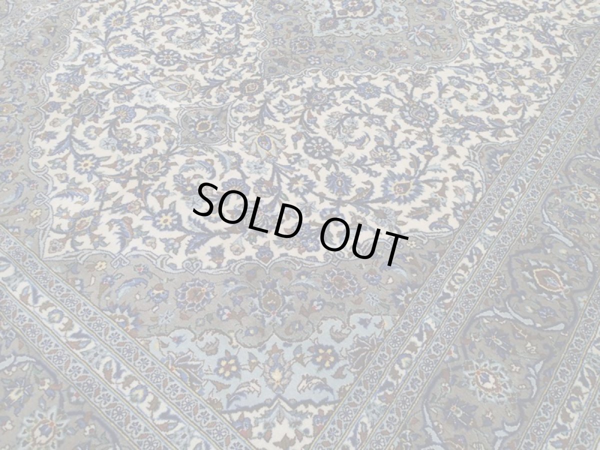 画像10: 美品 ペルシャ 絨毯 カシャーン リビング ダイニング 大判 3m 6畳 3人掛け コーナーソファ サイズ 295 x 200 cm 108 肉厚 コルク ウール 天然 手織り トライバル ラグ 敷物 マット 灰 生成り ベージュ アイボリー メダリオン 草木 花 アラベスク 柄 ヴィンテージ ビンテージ OLD (10)