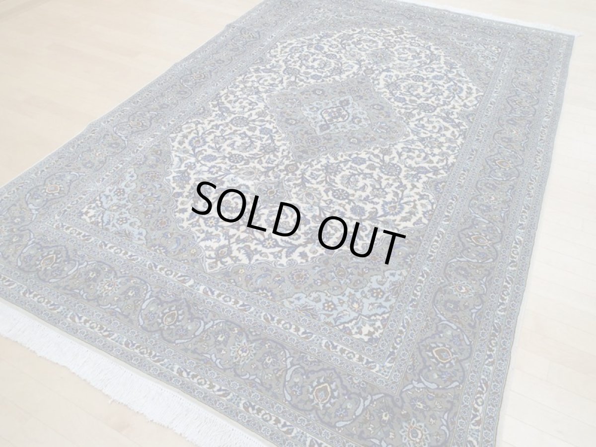 画像5: 美品 ペルシャ 絨毯 カシャーン リビング ダイニング 大判 3m 6畳 3人掛け コーナーソファ サイズ 295 x 200 cm 108 肉厚 コルク ウール 天然 手織り トライバル ラグ 敷物 マット 灰 生成り ベージュ アイボリー メダリオン 草木 花 アラベスク 柄 ヴィンテージ ビンテージ OLD (5)