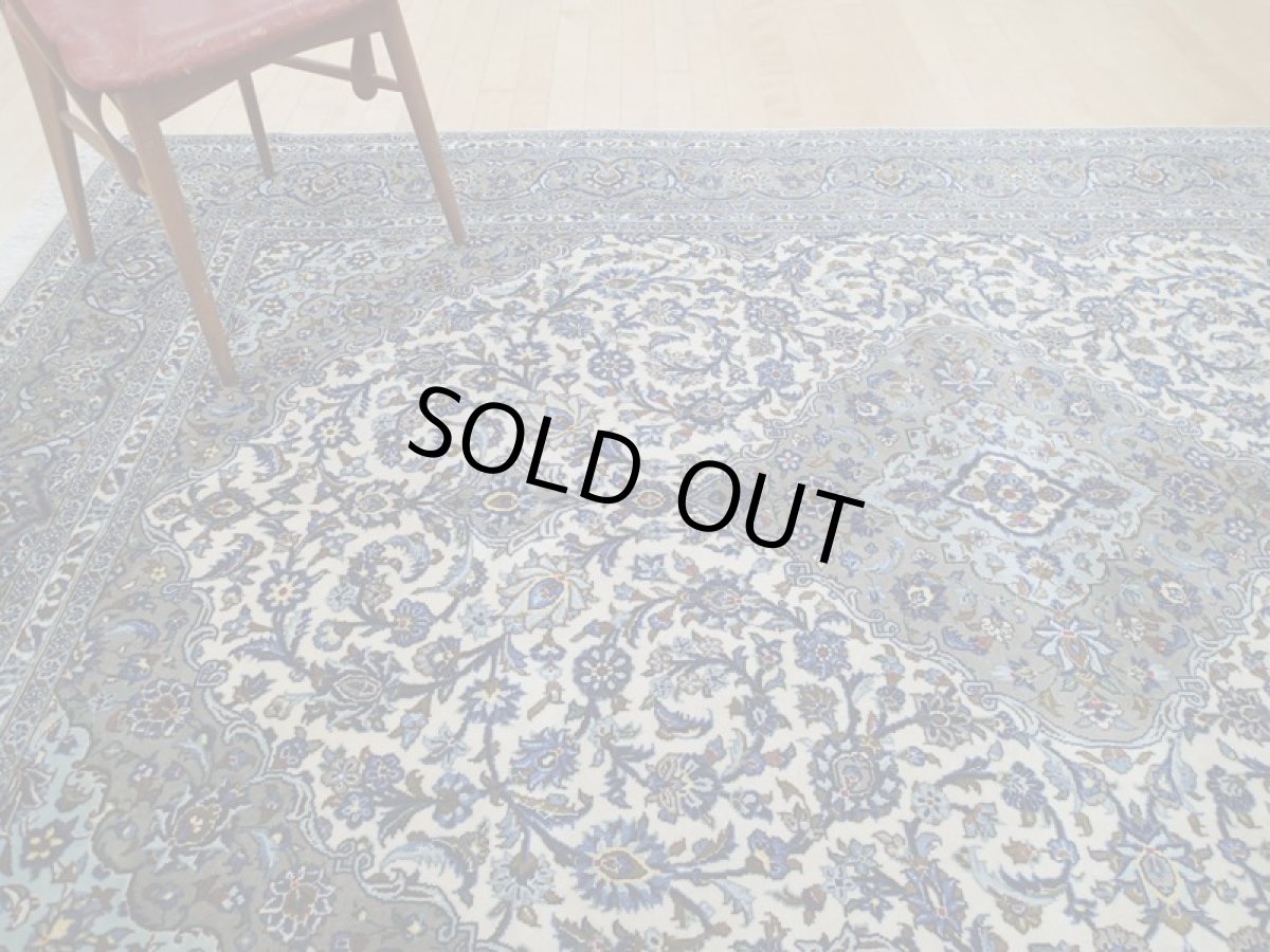 画像3: 美品 ペルシャ 絨毯 カシャーン リビング ダイニング 大判 3m 6畳 3人掛け コーナーソファ サイズ 295 x 200 cm 108 肉厚 コルク ウール 天然 手織り トライバル ラグ 敷物 マット 灰 生成り ベージュ アイボリー メダリオン 草木 花 アラベスク 柄 ヴィンテージ ビンテージ OLD (3)