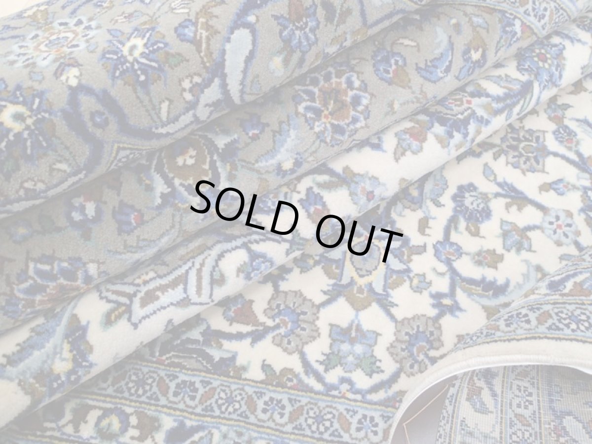 画像15: 美品 ペルシャ 絨毯 カシャーン リビング ダイニング 大判 3m 6畳 3人掛け コーナーソファ サイズ 295 x 200 cm 108 肉厚 コルク ウール 天然 手織り トライバル ラグ 敷物 マット 灰 生成り ベージュ アイボリー メダリオン 草木 花 アラベスク 柄 ヴィンテージ ビンテージ OLD (15)