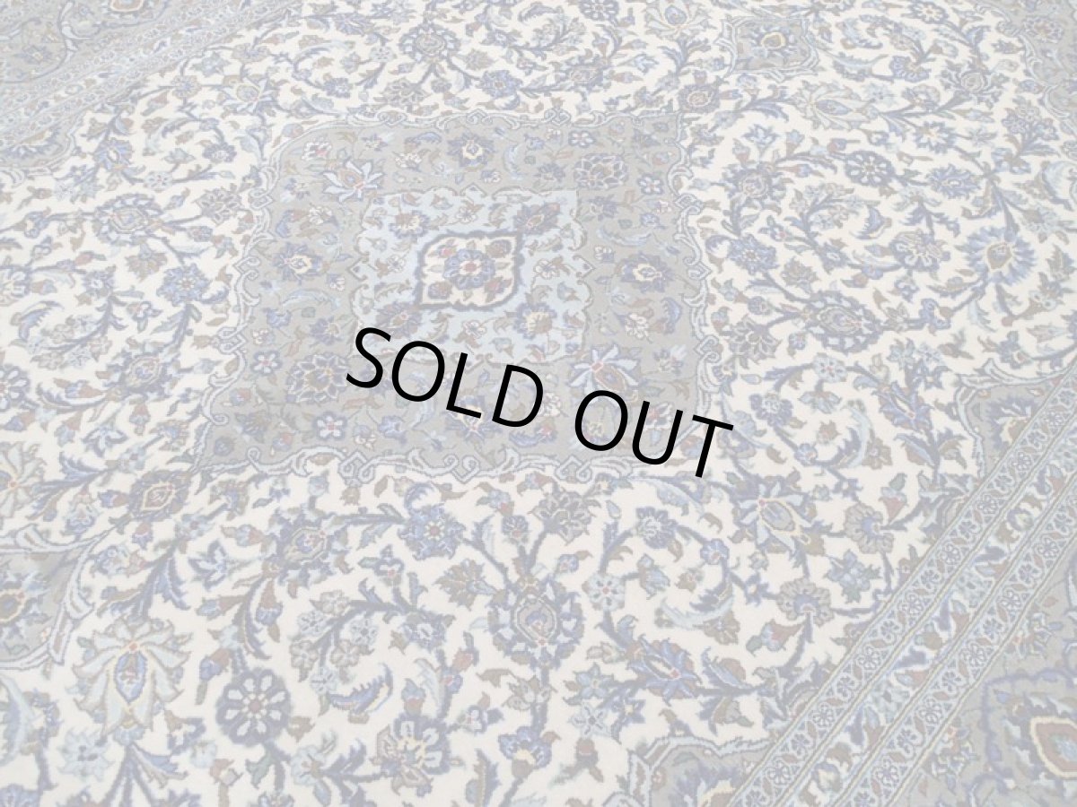 画像9: 美品 ペルシャ 絨毯 カシャーン リビング ダイニング 大判 3m 6畳 3人掛け コーナーソファ サイズ 295 x 200 cm 108 肉厚 コルク ウール 天然 手織り トライバル ラグ 敷物 マット 灰 生成り ベージュ アイボリー メダリオン 草木 花 アラベスク 柄 ヴィンテージ ビンテージ OLD (9)