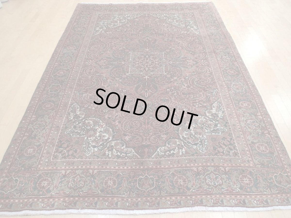 画像4: 良品 オールド ペルシャ 絨毯 ゲラバン リビング ダイニング 大判 3m 6畳 3人掛けソファ サイズ  295 x 207 cm z217 肉厚 ウール 天然 手織り トライバル ラグ 敷物 マット カーペット 茶 グレー メダリオン ヴィンテージ ビンテージ (4)