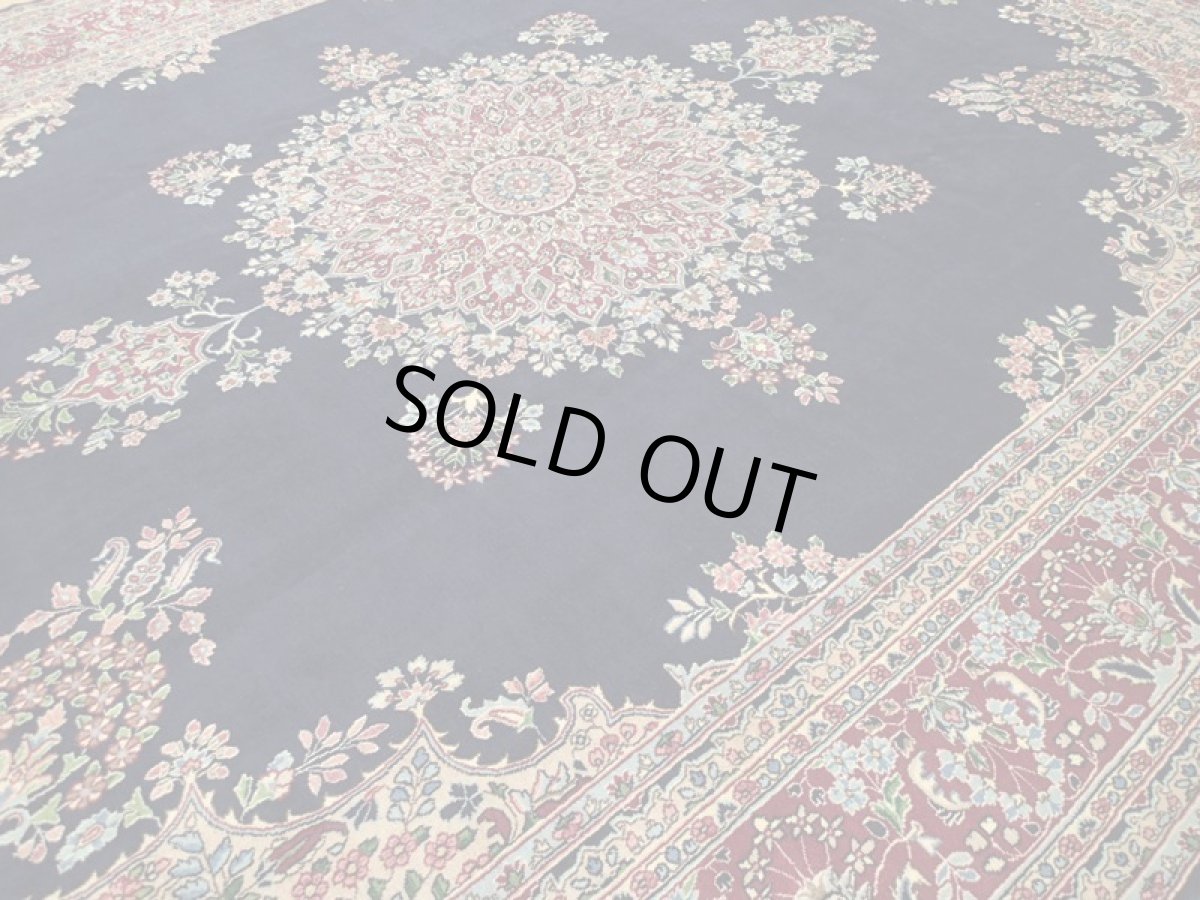 画像8: 極上美品 ペルシャ 絨毯 ケルマン 4.3m リビング ダイニング 10帖 3人掛けソファ コーナーソファ 大判 サイズ 430 x 300 cm 105 工房名入り ウール 手織り トライバル ラグ ハンドメイド マット カーペット 紺 色鮮やかな花柄  ヴィンテージ ビンテージ (8)