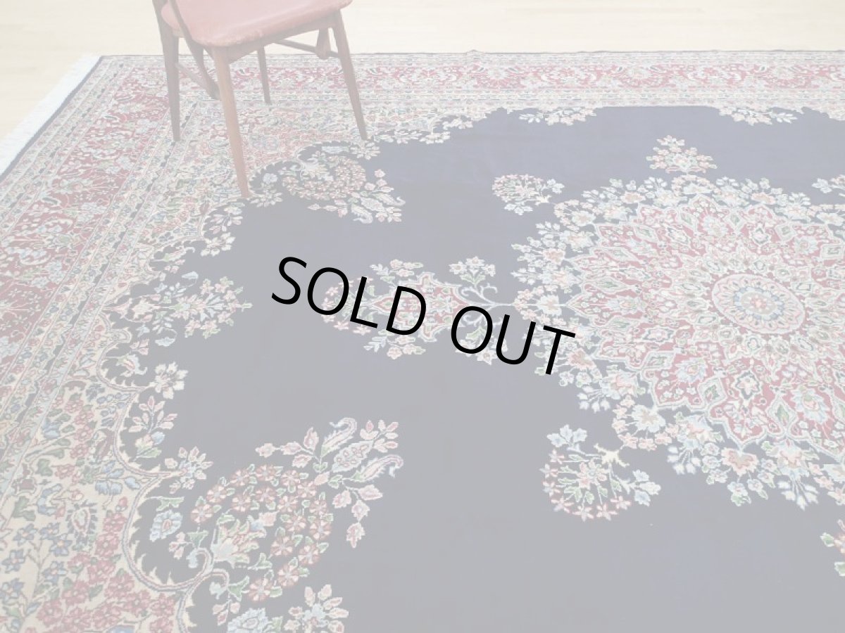 画像2: 極上美品 ペルシャ 絨毯 ケルマン 4.3m リビング ダイニング 10帖 3人掛けソファ コーナーソファ 大判 サイズ 430 x 300 cm 105 工房名入り ウール 手織り トライバル ラグ ハンドメイド マット カーペット 紺 色鮮やかな花柄  ヴィンテージ ビンテージ (2)