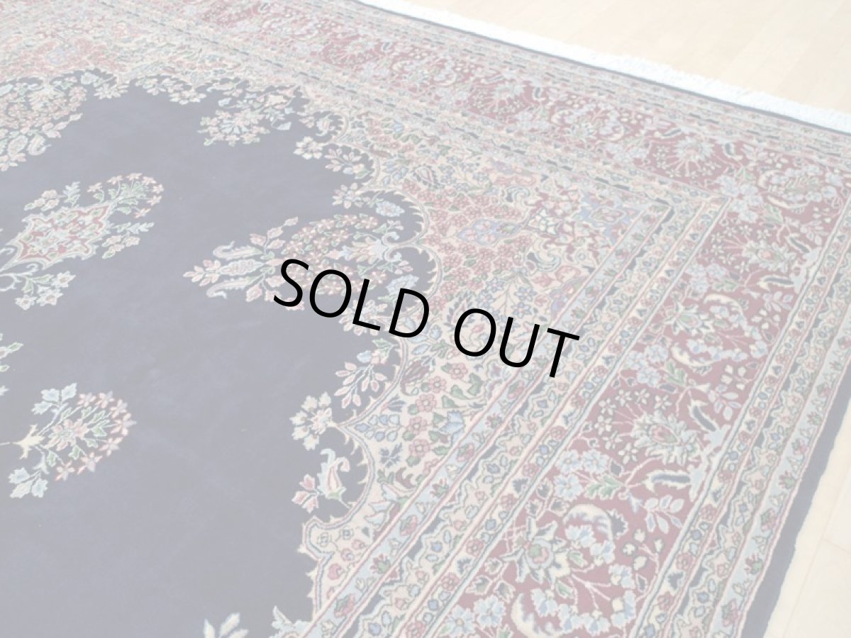 画像7: 極上美品 ペルシャ 絨毯 ケルマン 4.3m リビング ダイニング 10帖 3人掛けソファ コーナーソファ 大判 サイズ 430 x 300 cm 105 工房名入り ウール 手織り トライバル ラグ ハンドメイド マット カーペット 紺 色鮮やかな花柄  ヴィンテージ ビンテージ (7)