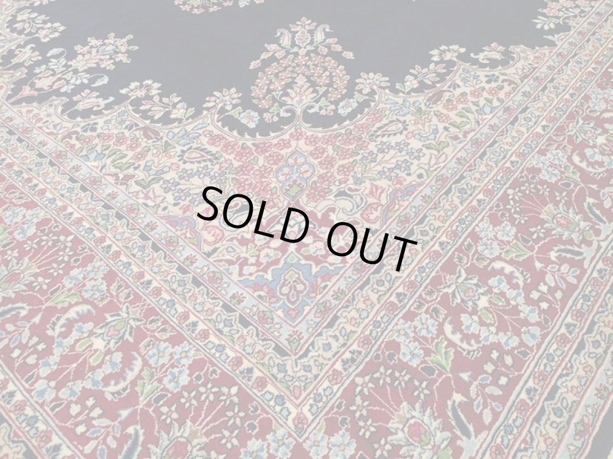 画像9: 極上美品 ペルシャ 絨毯 ケルマン 4.3m リビング ダイニング 10帖 3人掛けソファ コーナーソファ 大判 サイズ 430 x 300 cm 105 工房名入り ウール 手織り トライバル ラグ ハンドメイド マット カーペット 紺 色鮮やかな花柄  ヴィンテージ ビンテージ (9)