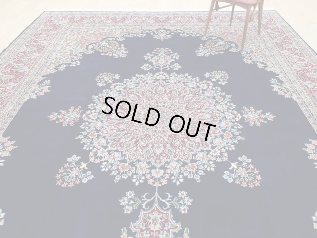 画像5: 極上美品 ペルシャ 絨毯 ケルマン 4.3m リビング ダイニング 10帖 3人掛けソファ コーナーソファ 大判 サイズ 430 x 300 cm 105 工房名入り ウール 手織り トライバル ラグ ハンドメイド マット カーペット 紺 色鮮やかな花柄  ヴィンテージ ビンテージ (5)