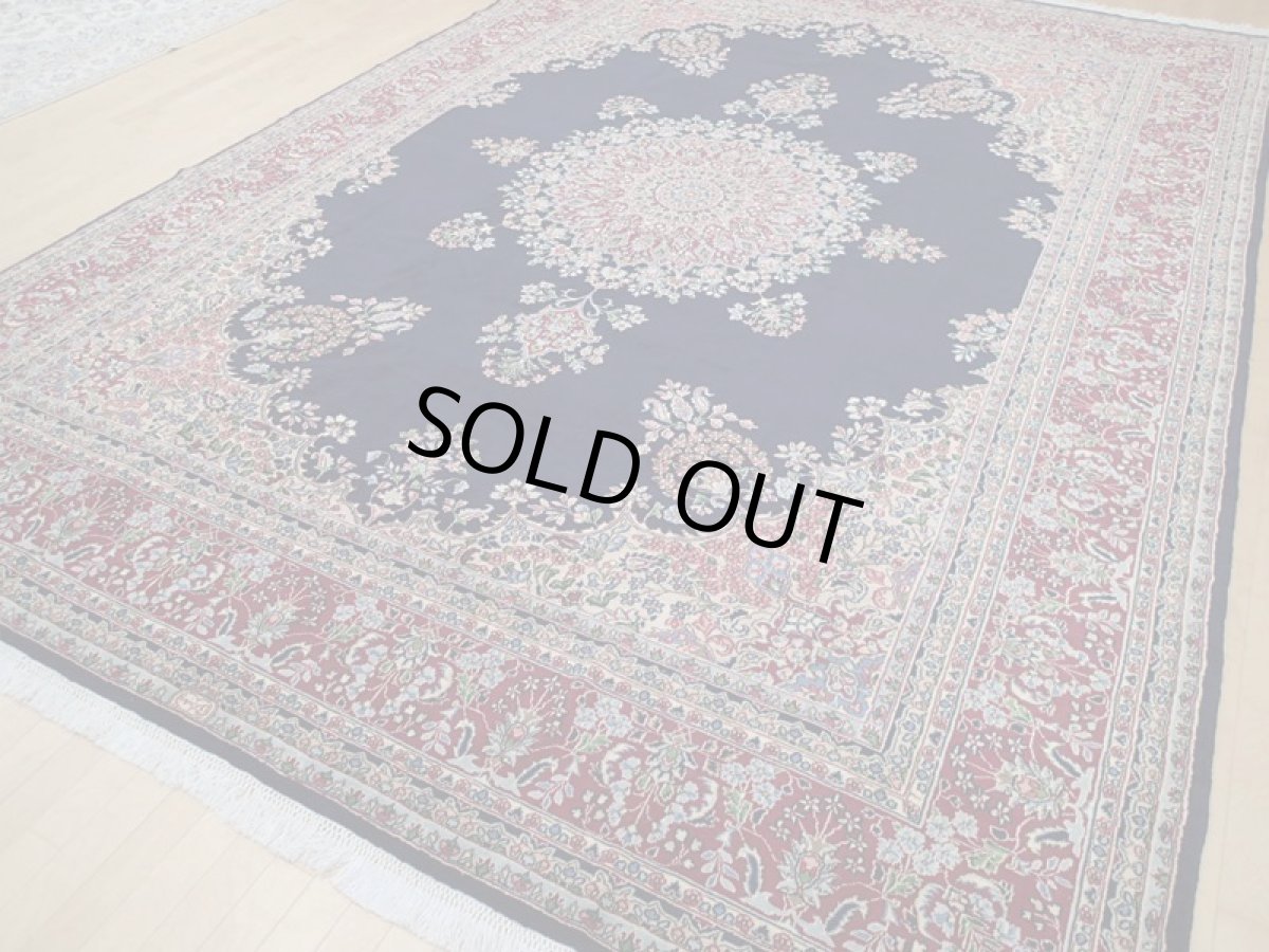 画像4: 極上美品 ペルシャ 絨毯 ケルマン 4.3m リビング ダイニング 10帖 3人掛けソファ コーナーソファ 大判 サイズ 430 x 300 cm 105 工房名入り ウール 手織り トライバル ラグ ハンドメイド マット カーペット 紺 色鮮やかな花柄  ヴィンテージ ビンテージ (4)