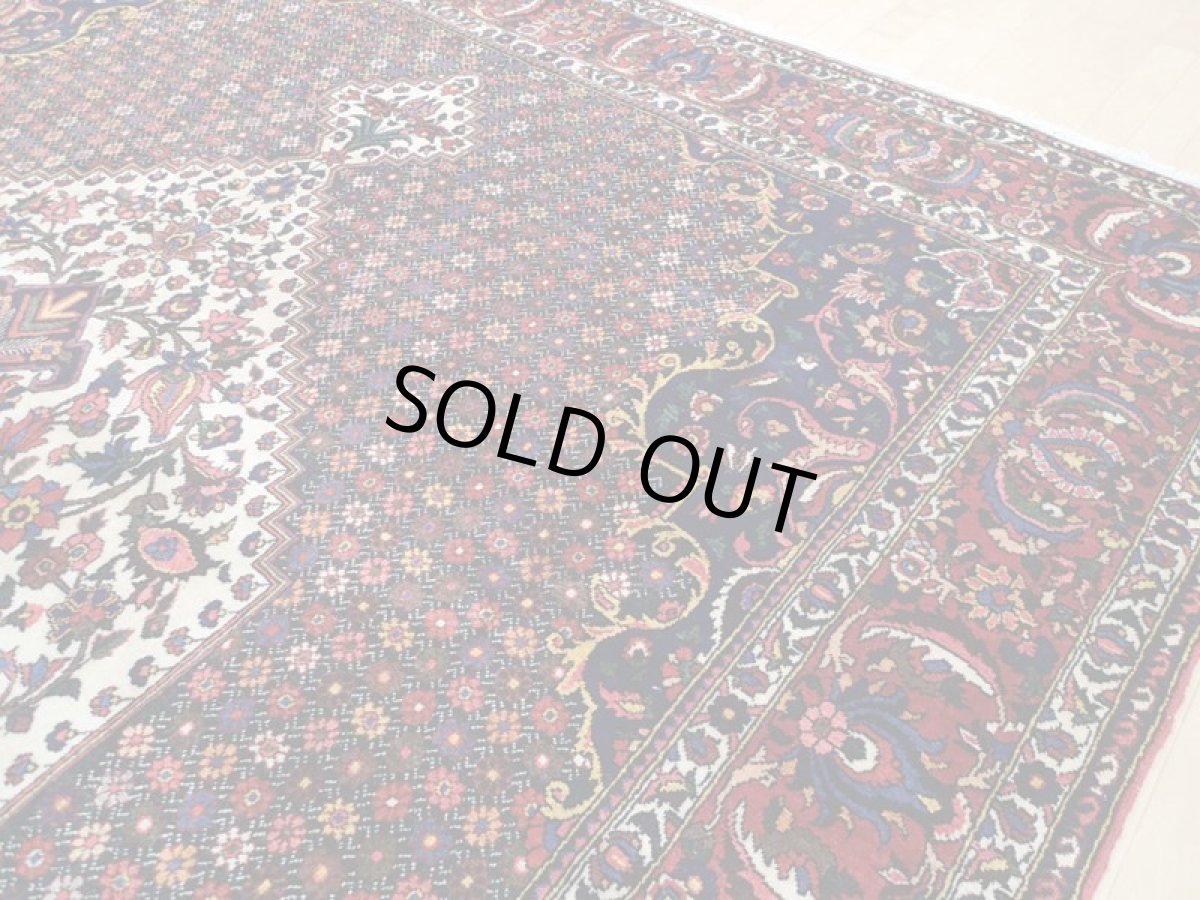 画像9: 新品同様 デッドストック 経年100年〜 ペルシャ 絨毯 バクティヤリ リビング ダイニング 大判 3.8m 10畳 3人掛けソファ サイズ 375 x 265 cm 170 天然 草木染 ウール 手織り トライバル ラグ 敷物 マット カーペット アンティーク ヴィンテージ ビンテージ (9)