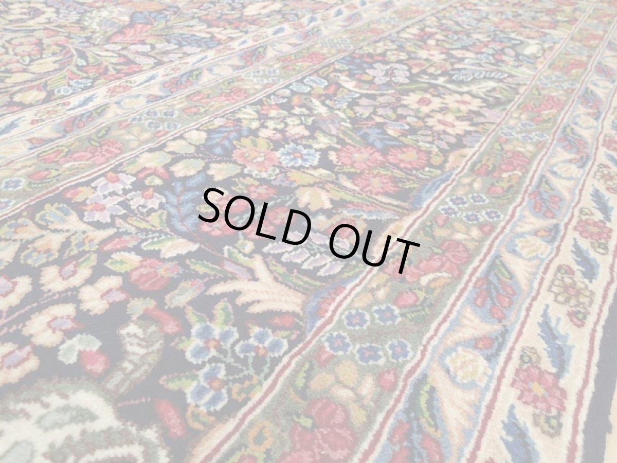 画像11: 極上美品 ペルシャ 絨毯 ケルマン 4m リビング ダイニング 13? 10帖 3人掛けソファ コーナーソファ 大判 サイズ 402 x 325 cm 200 天然 草木染 ウール 手織り トライバル ラグ ハンドメイド マット カーペット 紺 絨毯を埋め尽くす色鮮やかな花柄  ヴィンテージ ビンテージ (11)