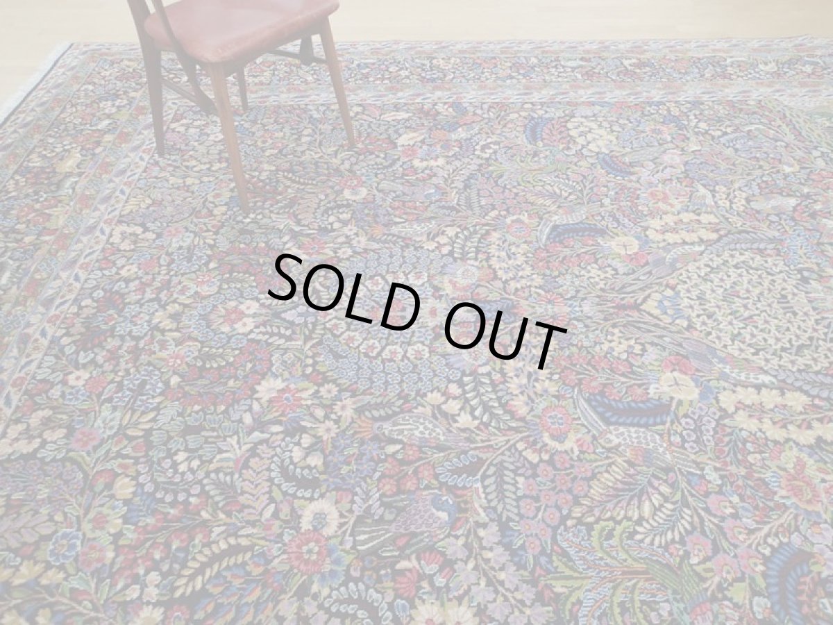 画像5: 極上美品 ペルシャ 絨毯 ケルマン 4m リビング ダイニング 13? 10帖 3人掛けソファ コーナーソファ 大判 サイズ 402 x 325 cm 200 天然 草木染 ウール 手織り トライバル ラグ ハンドメイド マット カーペット 紺 絨毯を埋め尽くす色鮮やかな花柄  ヴィンテージ ビンテージ (5)