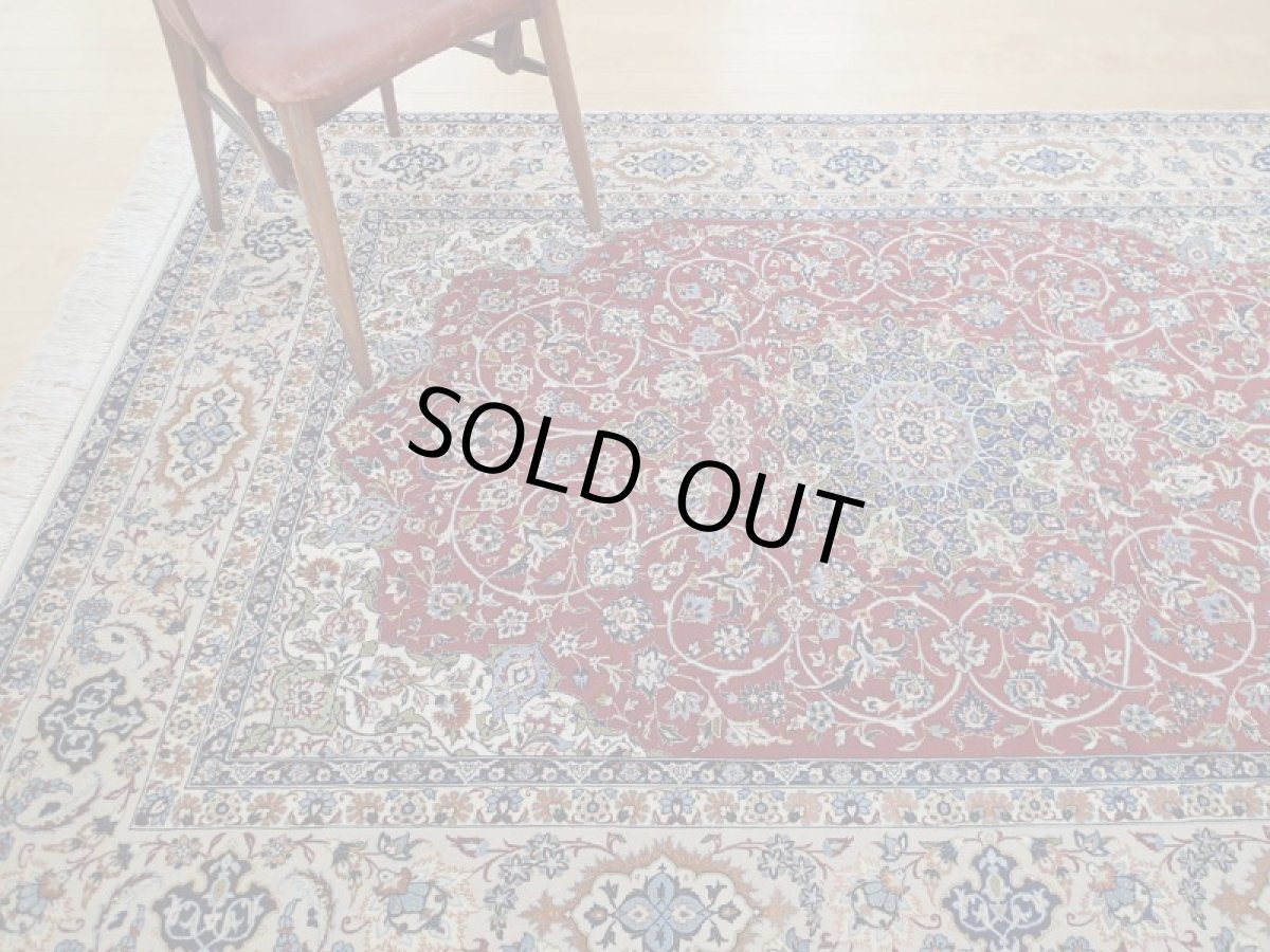 画像2: 美品 ペルシャ 絨毯 イスファハン セイラフィアン工房 経年50年程度 リビング ダイニング 3.5? 3帖 2〜3人掛けソファ サイズ 230 x 155 cm 210 天然 草木染 コルク ウール シルク房 手織り トライバル ラグ ハンドメイド マット カーペット エンジ ヴィンテージ ビンテージ (2)