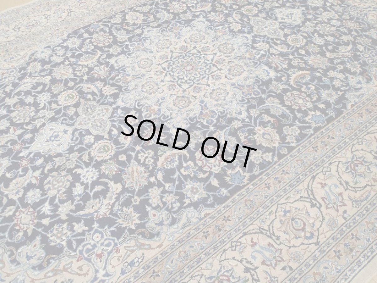 画像9: 良品 ペルシャ 絨毯 経年40年程度 ナイン産 8la ハシュラ リビング ダイニング 縦2.5m 4? 3畳 3人掛けソファ サイズ  245 x 167 cm 207 天然 コルクウール シルク 手織り トライバル ラグ 敷物 マット カーペット ヴィンテージ ビンテージ b-207-245167s028-6601 (9)