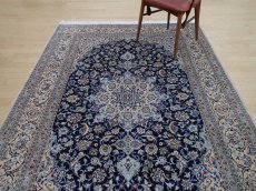 画像4: 良品 ペルシャ 絨毯 経年40年程度 ナイン産 8la ハシュラ リビング ダイニング 縦2.5m 4? 3畳 3人掛けソファ サイズ  245 x 167 cm 207 天然 コルクウール シルク 手織り トライバル ラグ 敷物 マット カーペット ヴィンテージ ビンテージ b-207-245167s028-6601 (4)