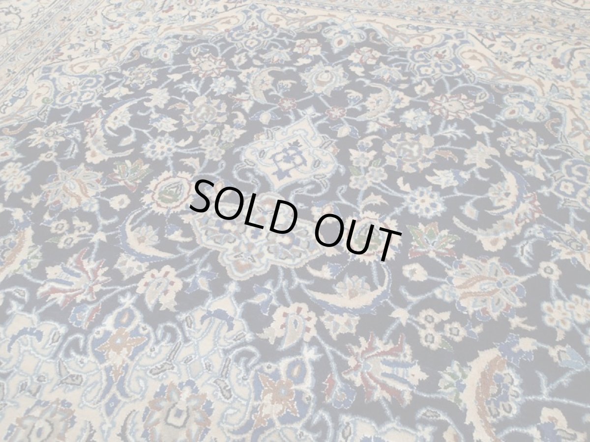 画像8: 良品 ペルシャ 絨毯 経年40年程度 ナイン産 8la ハシュラ リビング ダイニング 縦2.5m 4? 3畳 3人掛けソファ サイズ  245 x 167 cm 207 天然 コルクウール シルク 手織り トライバル ラグ 敷物 マット カーペット ヴィンテージ ビンテージ b-207-245167s028-6601 (8)