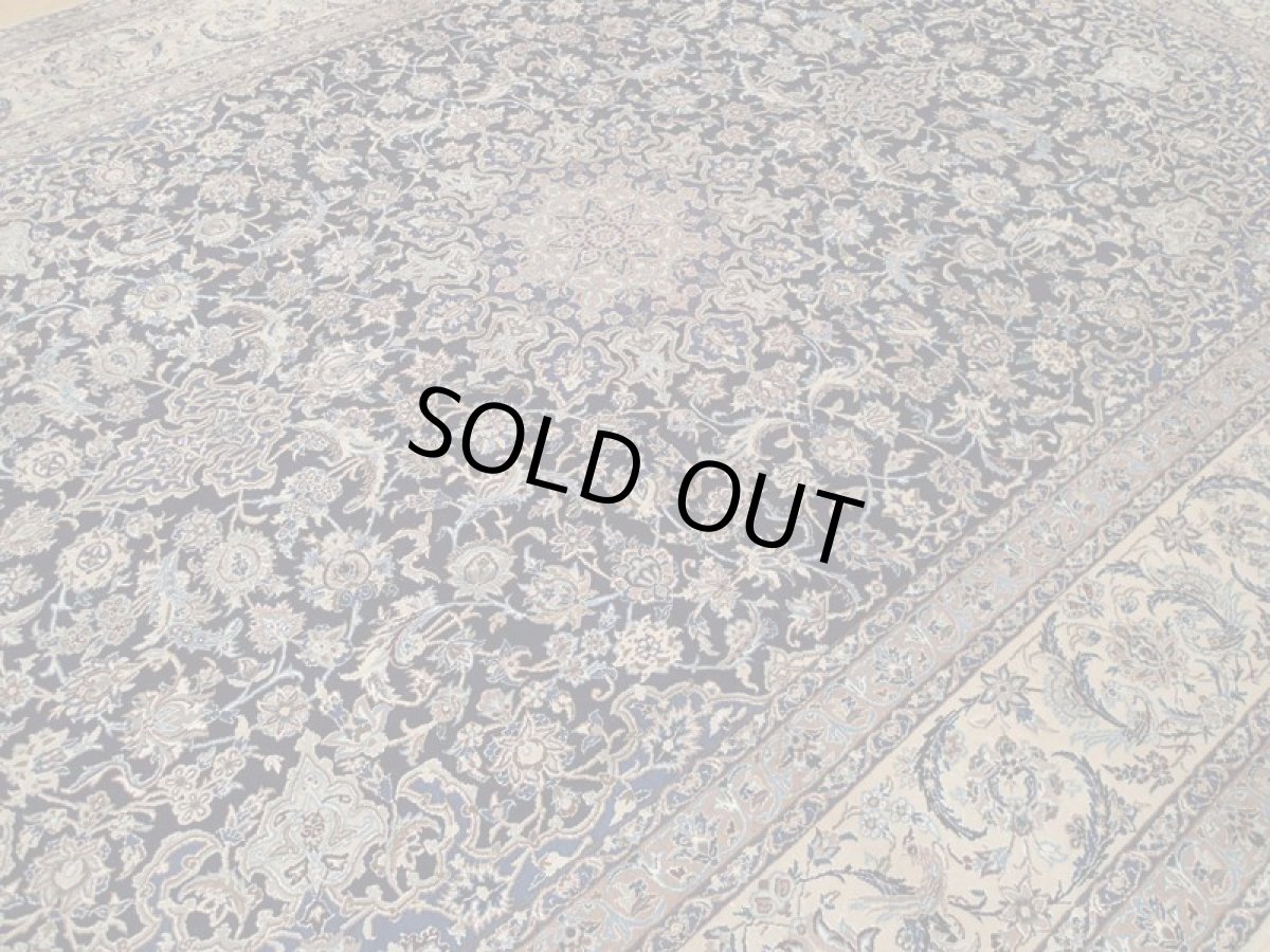 画像9: 美品 ペルシャ 絨 ナイン産 9la ノーラー リビング ダイニング 縦3.8m 9.7? 10畳 3人掛けソファ サイズ  375 x 258 cm 213 天然 コルク ウール シルク 手織り トライバル ラグ 敷物 マット カーペット ヴィンテージ ビンテージ (9)