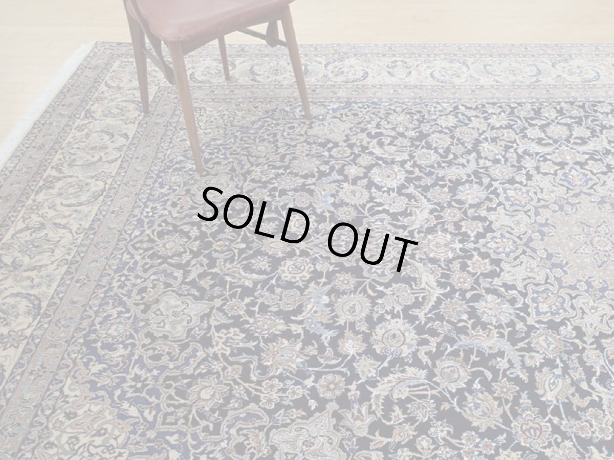 画像2: 美品 ペルシャ 絨 ナイン産 9la ノーラー リビング ダイニング 縦3.8m 9.7? 10畳 3人掛けソファ サイズ  375 x 258 cm 213 天然 コルク ウール シルク 手織り トライバル ラグ 敷物 マット カーペット ヴィンテージ ビンテージ (2)