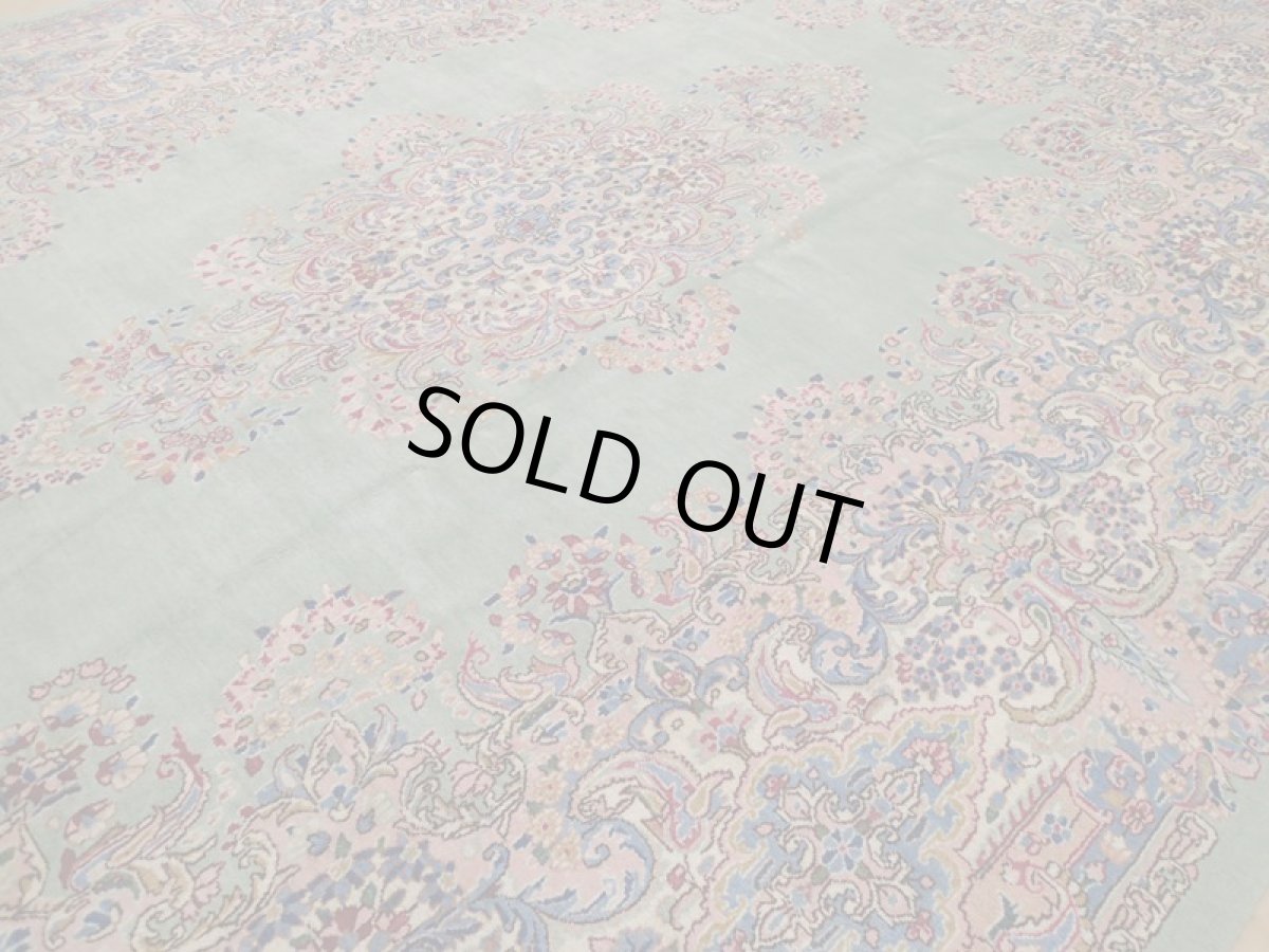 画像9: 美品 ペルシャ 絨毯 ケルマン産 工房名入 縦4m 横2.7m リビング ダイニング 10㎡ 10帖 3人掛けソファ コーナーソファ 大判 サイズ 398 x 268 cm No.202 天然 肉厚 ウール 手織り トライバル ラグ ハンドメイド マット カーペット エメラルドグリーン ヴィンテージ ビンテージ a-202-398268s0501-0051 (9)