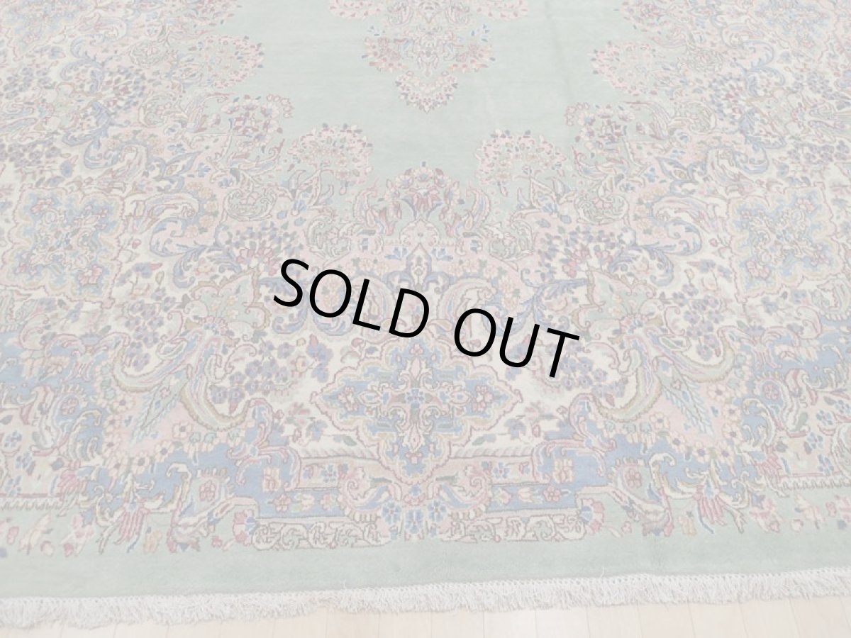 画像7: 美品 ペルシャ 絨毯 ケルマン産 工房名入 縦4m 横2.7m リビング ダイニング 10㎡ 10帖 3人掛けソファ コーナーソファ 大判 サイズ 398 x 268 cm No.202 天然 肉厚 ウール 手織り トライバル ラグ ハンドメイド マット カーペット エメラルドグリーン ヴィンテージ ビンテージ a-202-398268s0501-0051 (7)