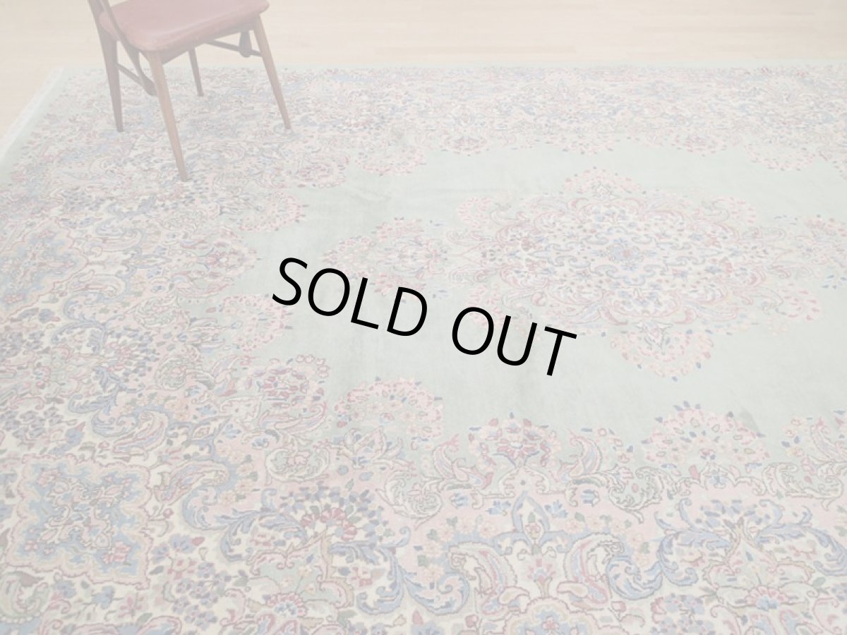 画像2: 美品 ペルシャ 絨毯 ケルマン産 工房名入 縦4m 横2.7m リビング ダイニング 10㎡ 10帖 3人掛けソファ コーナーソファ 大判 サイズ 398 x 268 cm No.202 天然 肉厚 ウール 手織り トライバル ラグ ハンドメイド マット カーペット エメラルドグリーン ヴィンテージ ビンテージ a-202-398268s0501-0051 (2)