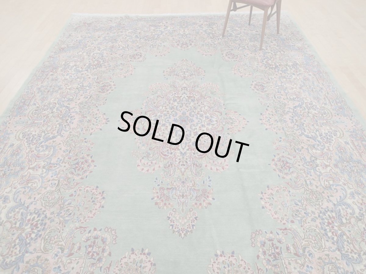 画像6: 美品 ペルシャ 絨毯 ケルマン産 工房名入 縦4m 横2.7m リビング ダイニング 10㎡ 10帖 3人掛けソファ コーナーソファ 大判 サイズ 398 x 268 cm No.202 天然 肉厚 ウール 手織り トライバル ラグ ハンドメイド マット カーペット エメラルドグリーン ヴィンテージ ビンテージ a-202-398268s0501-0051 (6)
