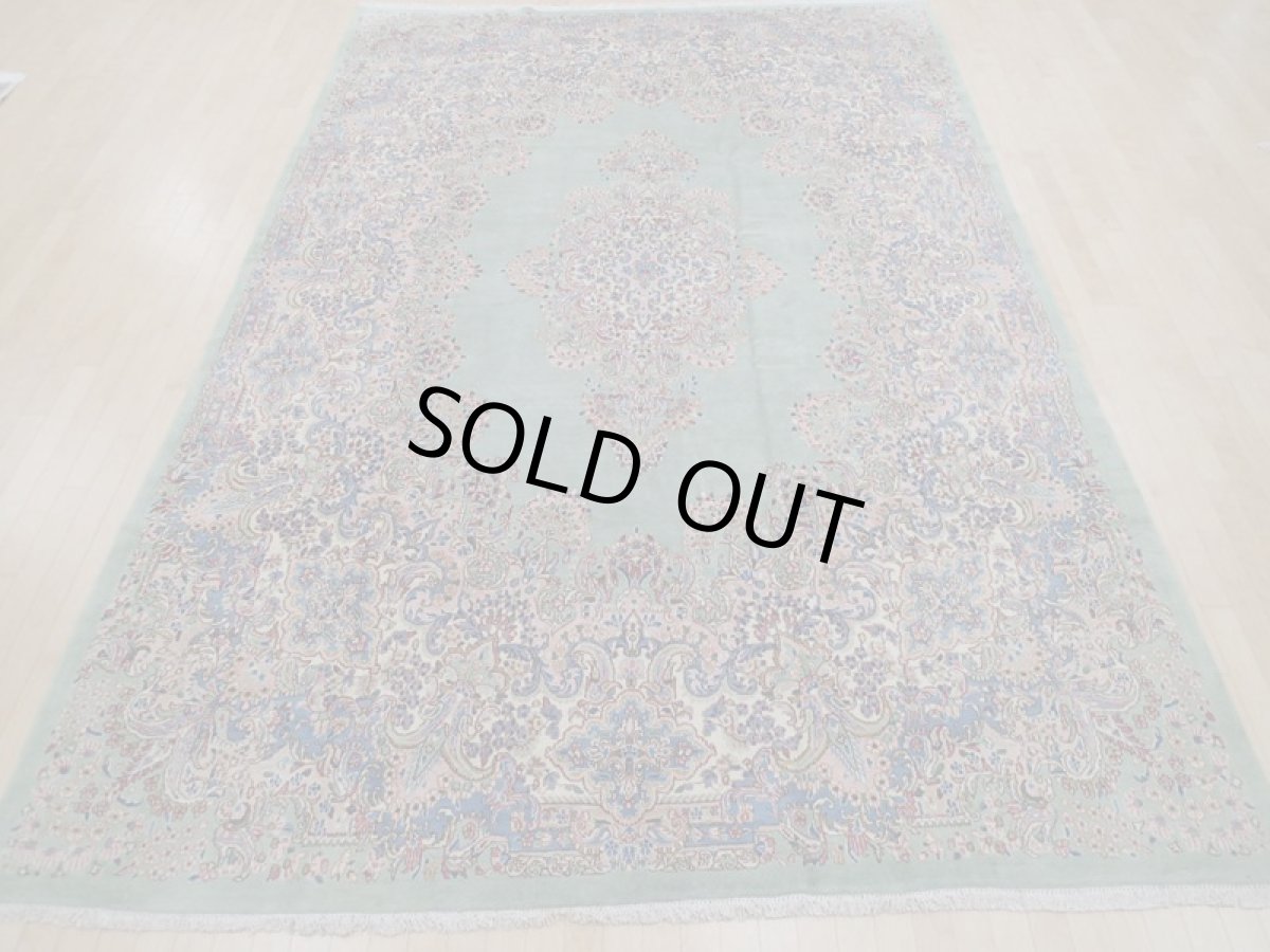 画像5: 美品 ペルシャ 絨毯 ケルマン産 工房名入 縦4m 横2.7m リビング ダイニング 10㎡ 10帖 3人掛けソファ コーナーソファ 大判 サイズ 398 x 268 cm No.202 天然 肉厚 ウール 手織り トライバル ラグ ハンドメイド マット カーペット エメラルドグリーン ヴィンテージ ビンテージ a-202-398268s0501-0051 (5)