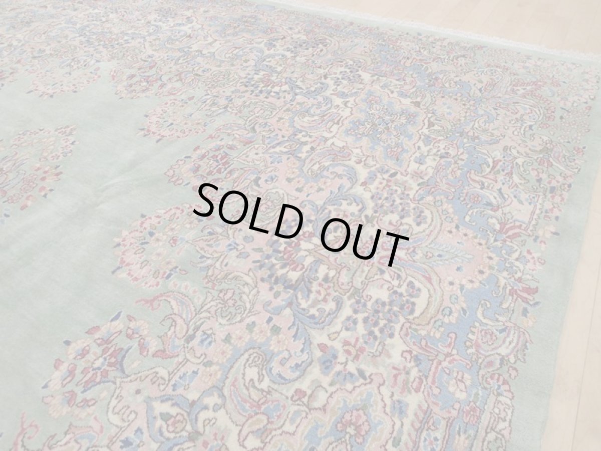 画像8: 美品 ペルシャ 絨毯 ケルマン産 工房名入 縦4m 横2.7m リビング ダイニング 10㎡ 10帖 3人掛けソファ コーナーソファ 大判 サイズ 398 x 268 cm No.202 天然 肉厚 ウール 手織り トライバル ラグ ハンドメイド マット カーペット エメラルドグリーン ヴィンテージ ビンテージ a-202-398268s0501-0051 (8)