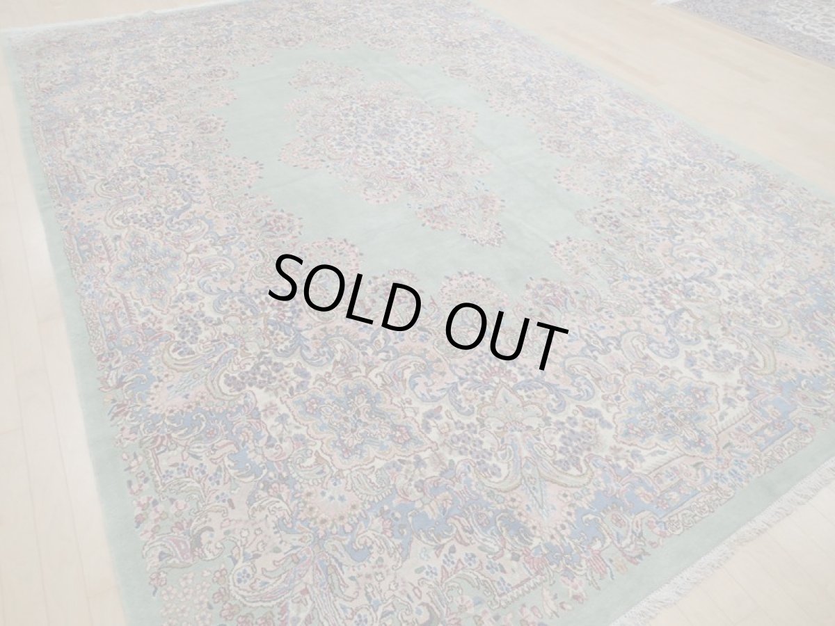 画像4: 美品 ペルシャ 絨毯 ケルマン産 工房名入 縦4m 横2.7m リビング ダイニング 10㎡ 10帖 3人掛けソファ コーナーソファ 大判 サイズ 398 x 268 cm No.202 天然 肉厚 ウール 手織り トライバル ラグ ハンドメイド マット カーペット エメラルドグリーン ヴィンテージ ビンテージ a-202-398268s0501-0051 (4)