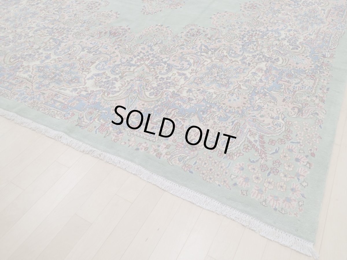 画像10: 美品 ペルシャ 絨毯 ケルマン産 工房名入 縦4m 横2.7m リビング ダイニング 10㎡ 10帖 3人掛けソファ コーナーソファ 大判 サイズ 398 x 268 cm No.202 天然 肉厚 ウール 手織り トライバル ラグ ハンドメイド マット カーペット エメラルドグリーン ヴィンテージ ビンテージ a-202-398268s0501-0051 (10)