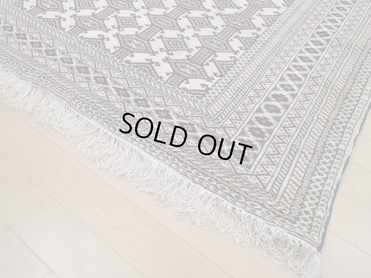 画像11: 新品 ペルシャ 絨毯 トルクメン 縦2m 2.5? 3帖 センター ラグ ベッドサイド 2人掛けソファ サイズ 192 x 129 cm 526 天然 ウール シルク房 手織り ハンドメイド トライバル ラグ マット カーペット 生成り クリーム 赤 茶 幾何学模様 民族柄 (11)