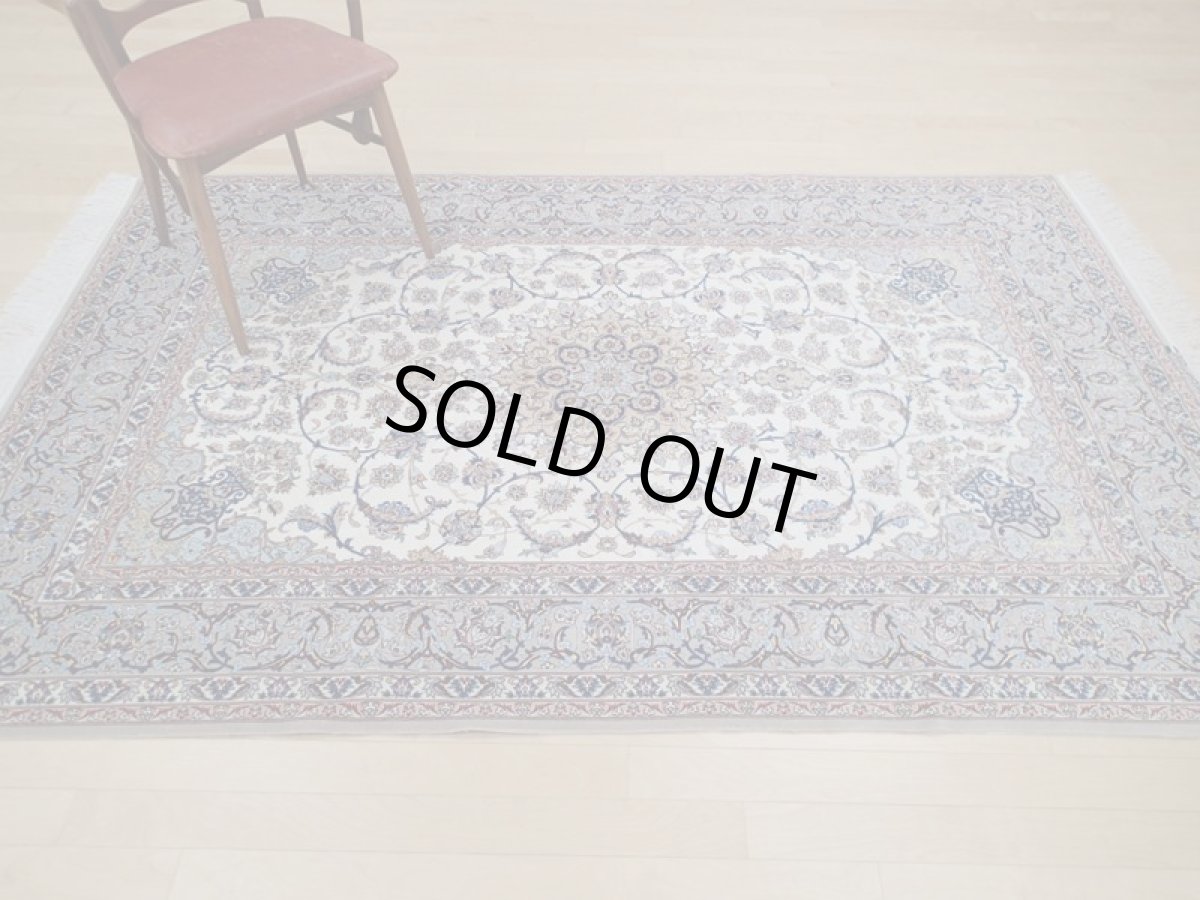 画像3: 極上美品 ペルシャ 絨毯 イスファハン 工房名入 縦2.4m 3.4? 3帖 リビング ダイニング 2〜3人掛けソファ サイズ 232 x 146 cm No.209 天然 草木染 コルク ウール シルク 織 シルク房 手織り トライバル ラグ ハンドメイド マット カーペット クリーム ヴィンテージ ビンテージ (3)