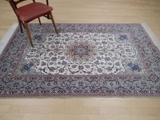 画像3: 極上美品 ペルシャ 絨毯 イスファハン 工房名入 縦2.4m 3.4? 3帖 リビング ダイニング 2〜3人掛けソファ サイズ 232 x 146 cm No.209 天然 草木染 コルク ウール シルク 織 シルク房 手織り トライバル ラグ ハンドメイド マット カーペット クリーム ヴィンテージ ビンテージ (3)