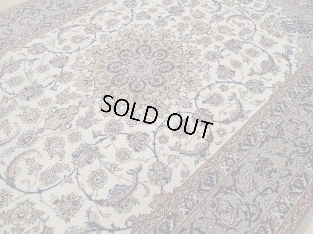 画像9: 極上美品 ペルシャ 絨毯 イスファハン 工房名入 縦2.4m 3.4? 3帖 リビング ダイニング 2〜3人掛けソファ サイズ 232 x 146 cm No.209 天然 草木染 コルク ウール シルク 織 シルク房 手織り トライバル ラグ ハンドメイド マット カーペット クリーム ヴィンテージ ビンテージ (9)