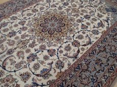 画像9: 極上美品 ペルシャ 絨毯 イスファハン 工房名入 縦2.4m 3.4? 3帖 リビング ダイニング 2〜3人掛けソファ サイズ 232 x 146 cm No.209 天然 草木染 コルク ウール シルク 織 シルク房 手織り トライバル ラグ ハンドメイド マット カーペット クリーム ヴィンテージ ビンテージ (9)