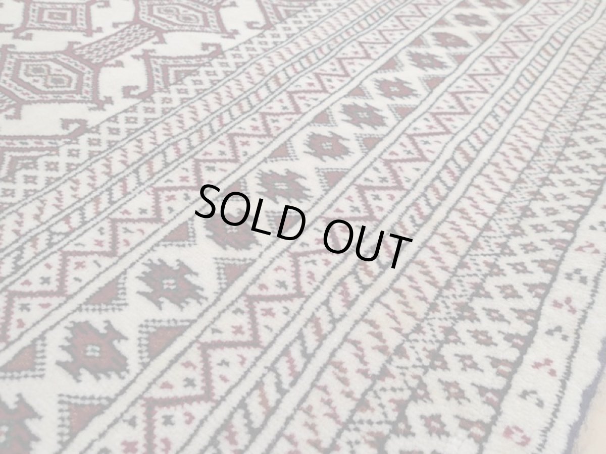 画像14: 新品 ペルシャ 絨毯 トルクメン 縦2m 2.5? 3帖 センター ラグ ベッドサイド 2人掛けソファ サイズ 192 x 129 cm 526 天然 ウール シルク房 手織り ハンドメイド トライバル ラグ マット カーペット 生成り クリーム 赤 茶 幾何学模様 民族柄 (14)