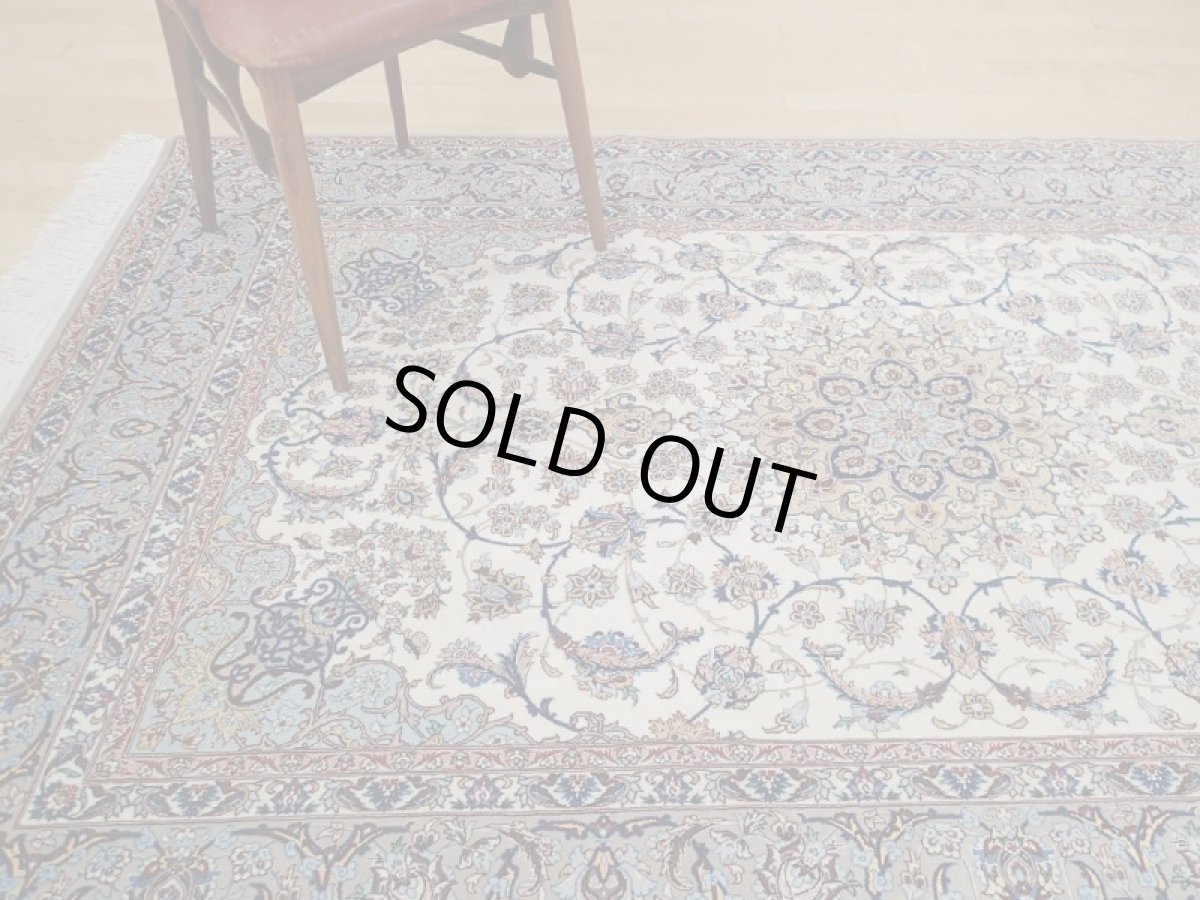 画像2: 極上美品 ペルシャ 絨毯 イスファハン 工房名入 縦2.4m 3.4? 3帖 リビング ダイニング 2〜3人掛けソファ サイズ 232 x 146 cm No.209 天然 草木染 コルク ウール シルク 織 シルク房 手織り トライバル ラグ ハンドメイド マット カーペット クリーム ヴィンテージ ビンテージ (2)