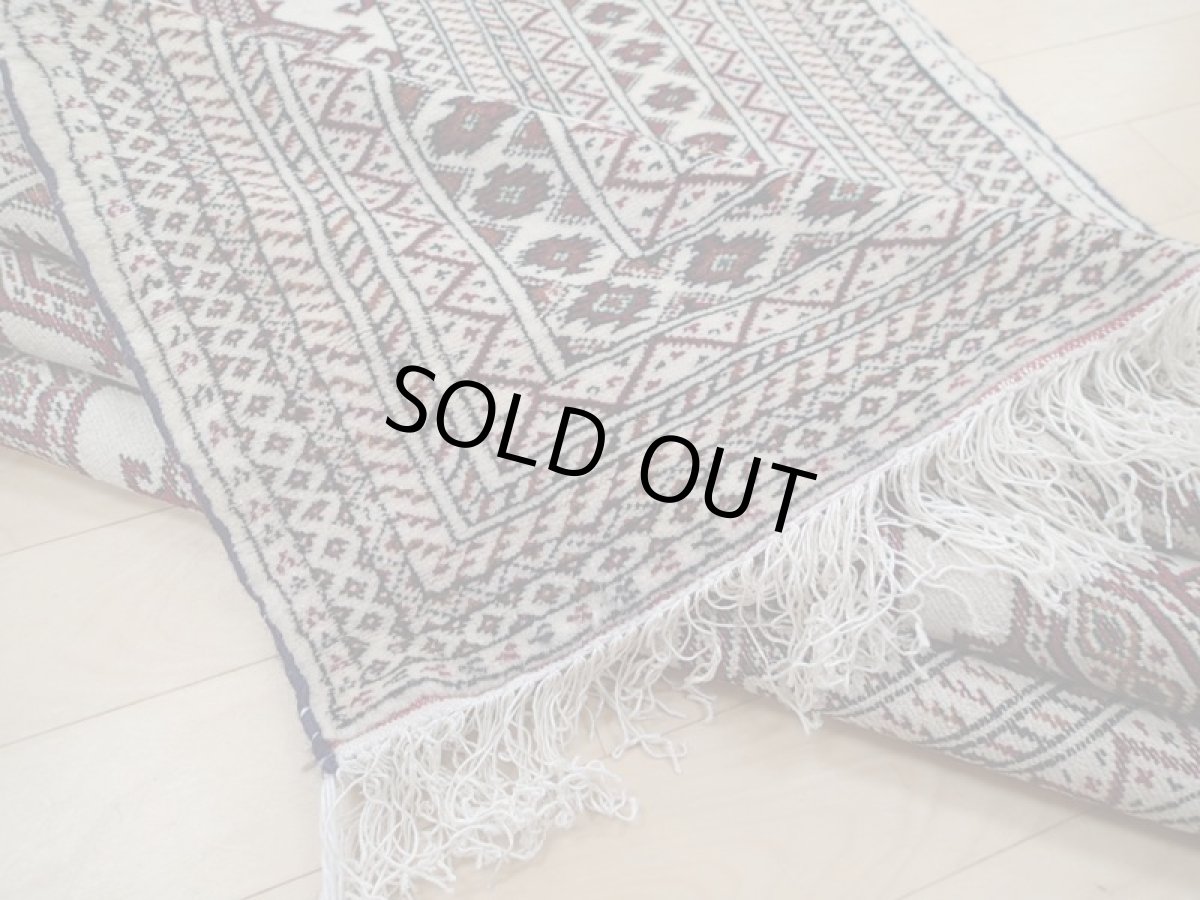 画像15: 新品 ペルシャ 絨毯 トルクメン 縦2m 2.5? 3帖 センター ラグ ベッドサイド 2人掛けソファ サイズ 192 x 129 cm 526 天然 ウール シルク房 手織り ハンドメイド トライバル ラグ マット カーペット 生成り クリーム 赤 茶 幾何学模様 民族柄 (15)