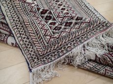 画像15: 新品 ペルシャ 絨毯 トルクメン 縦2m 2.5? 3帖 センター ラグ ベッドサイド 2人掛けソファ サイズ 192 x 129 cm 526 天然 ウール シルク房 手織り ハンドメイド トライバル ラグ マット カーペット 生成り クリーム 赤 茶 幾何学模様 民族柄 (15)