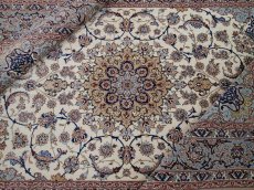 画像1: 極上美品 ペルシャ 絨毯 イスファハン 工房名入 縦2.4m 3.4? 3帖 リビング ダイニング 2〜3人掛けソファ サイズ 232 x 146 cm No.209 天然 草木染 コルク ウール シルク 織 シルク房 手織り トライバル ラグ ハンドメイド マット カーペット クリーム ヴィンテージ ビンテージ (1)