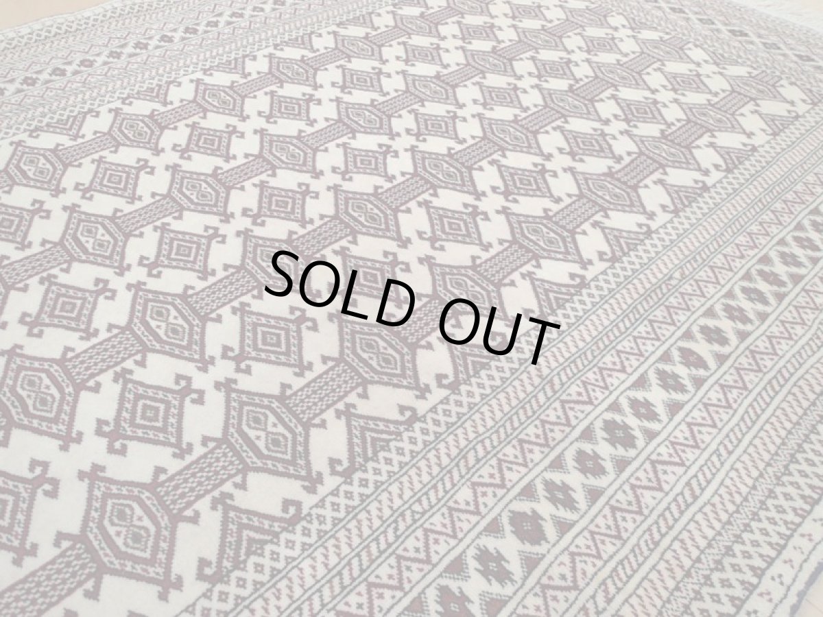 画像10: 新品 ペルシャ 絨毯 トルクメン 縦2m 2.5? 3帖 センター ラグ ベッドサイド 2人掛けソファ サイズ 192 x 129 cm 526 天然 ウール シルク房 手織り ハンドメイド トライバル ラグ マット カーペット 生成り クリーム 赤 茶 幾何学模様 民族柄 (10)