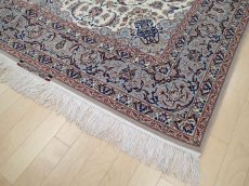 画像10: 極上美品 ペルシャ 絨毯 イスファハン 工房名入 縦2.4m 3.4? 3帖 リビング ダイニング 2〜3人掛けソファ サイズ 232 x 146 cm No.209 天然 草木染 コルク ウール シルク 織 シルク房 手織り トライバル ラグ ハンドメイド マット カーペット クリーム ヴィンテージ ビンテージ (10)