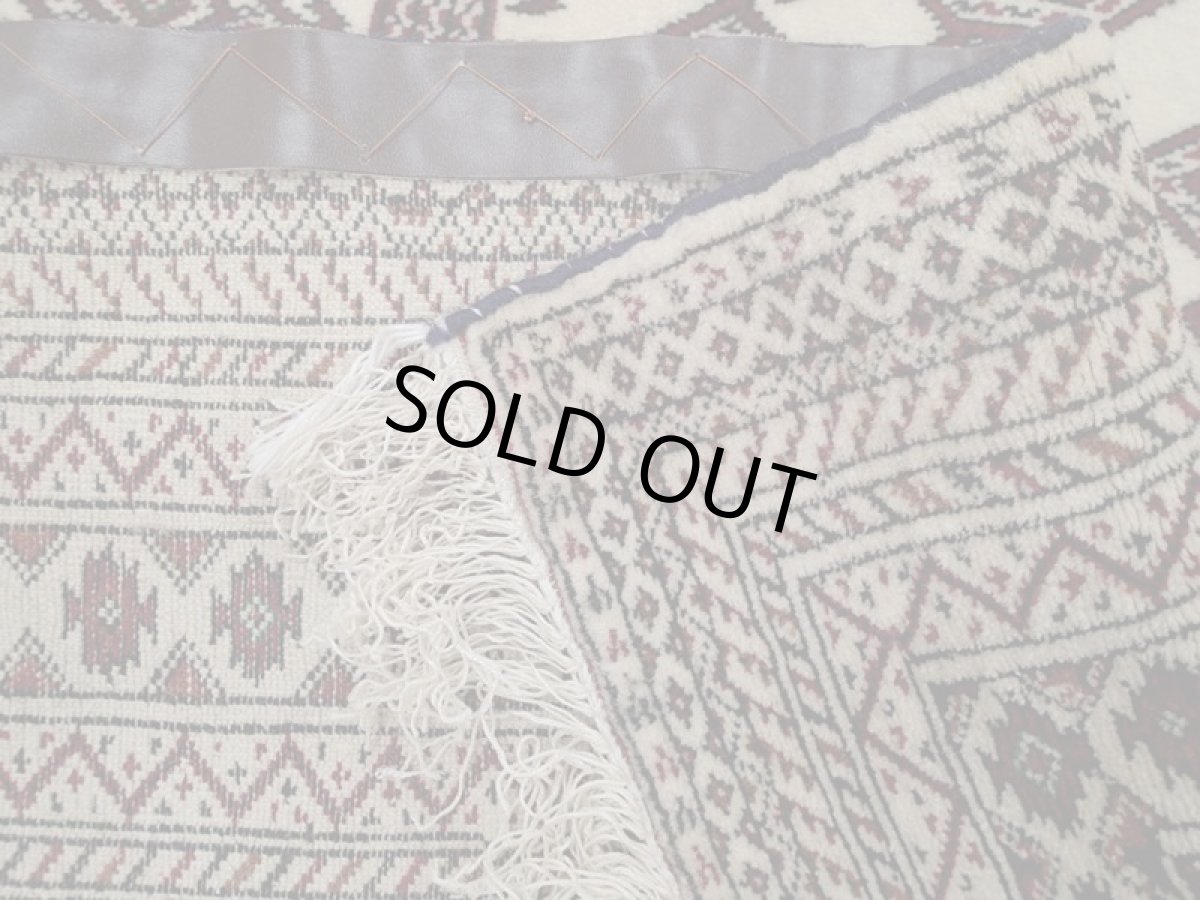 画像16: 新品 ペルシャ 絨毯 トルクメン 縦2m 2.5? 3帖 センター ラグ ベッドサイド 2人掛けソファ サイズ 192 x 129 cm 526 天然 ウール シルク房 手織り ハンドメイド トライバル ラグ マット カーペット 生成り クリーム 赤 茶 幾何学模様 民族柄 (16)