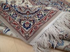 画像15: 極上美品 ペルシャ 絨毯 イスファハン 工房名入 縦2.4m 3.4? 3帖 リビング ダイニング 2〜3人掛けソファ サイズ 232 x 146 cm No.209 天然 草木染 コルク ウール シルク 織 シルク房 手織り トライバル ラグ ハンドメイド マット カーペット クリーム ヴィンテージ ビンテージ (15)