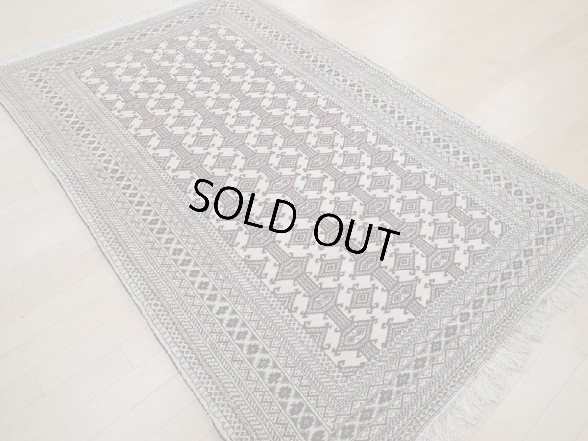 画像4: 新品 ペルシャ 絨毯 トルクメン 縦2m 2.5? 3帖 センター ラグ ベッドサイド 2人掛けソファ サイズ 192 x 129 cm 526 天然 ウール シルク房 手織り ハンドメイド トライバル ラグ マット カーペット 生成り クリーム 赤 茶 幾何学模様 民族柄 (4)